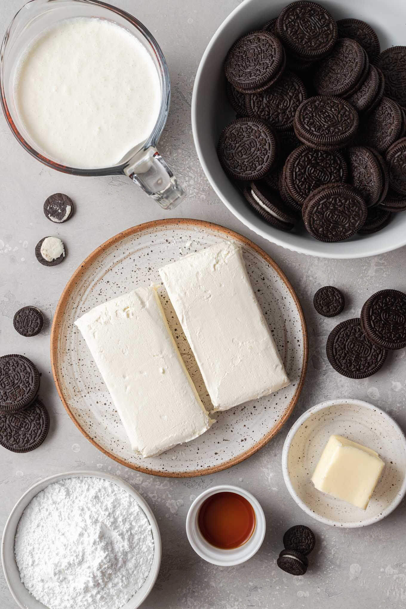 Una vista aérea de los ingredientes necesarios para hacer una tarta de queso con galletas Oreo sin hornear. 