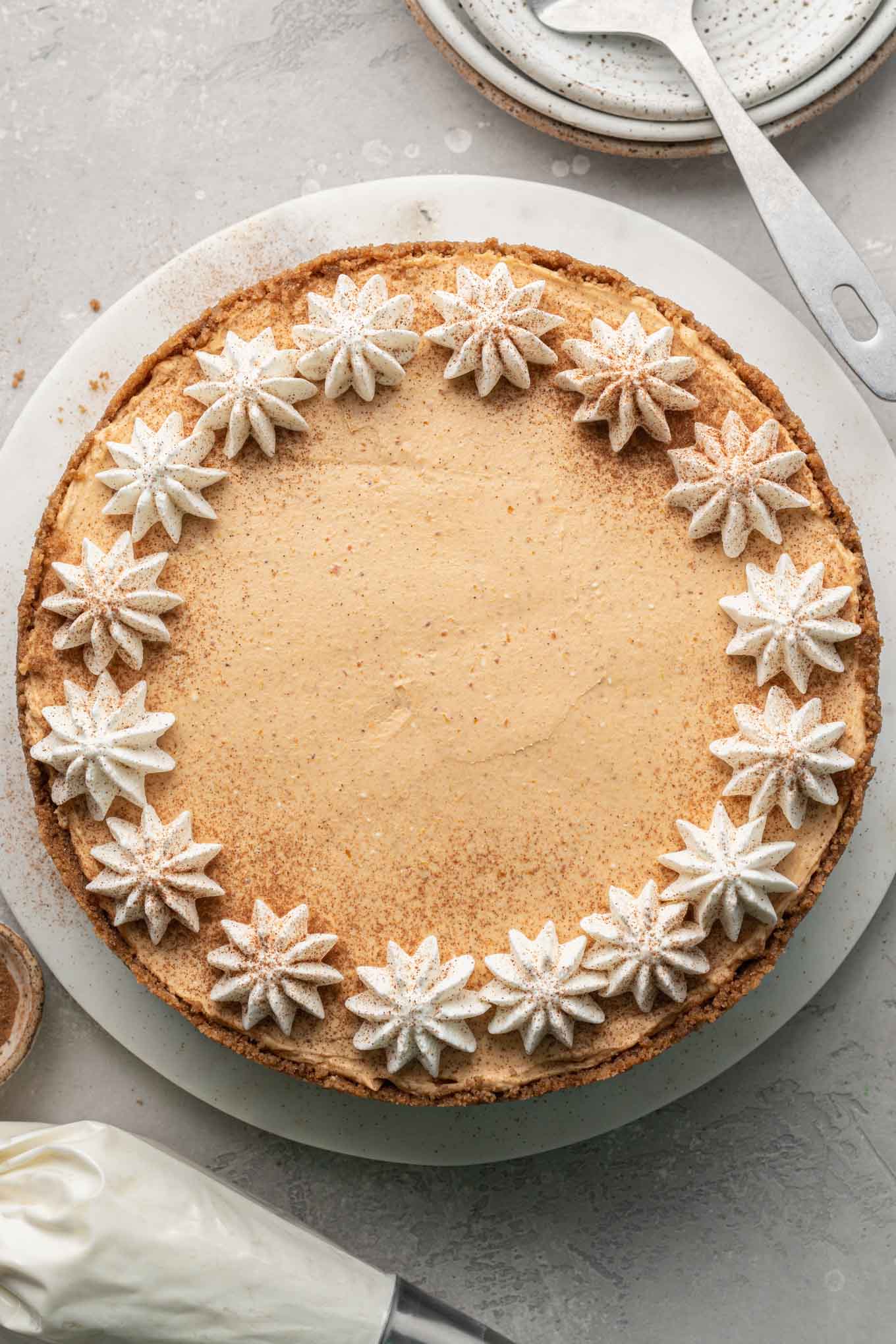 Una vista aérea de una tarta de queso con calabaza sin hornear. 