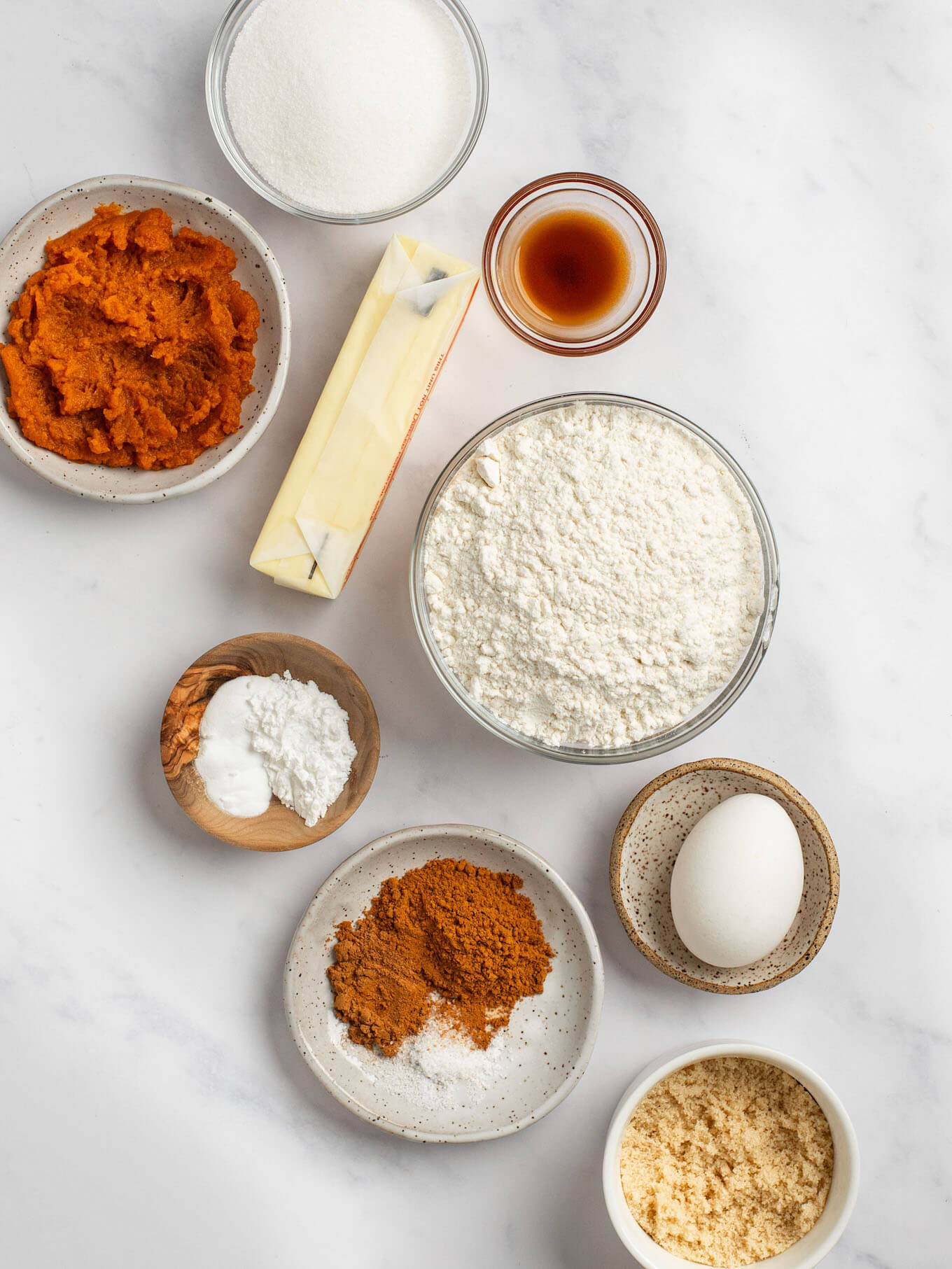 Una vista aérea de los ingredientes necesarios para los snickerdoodles de calabaza.
