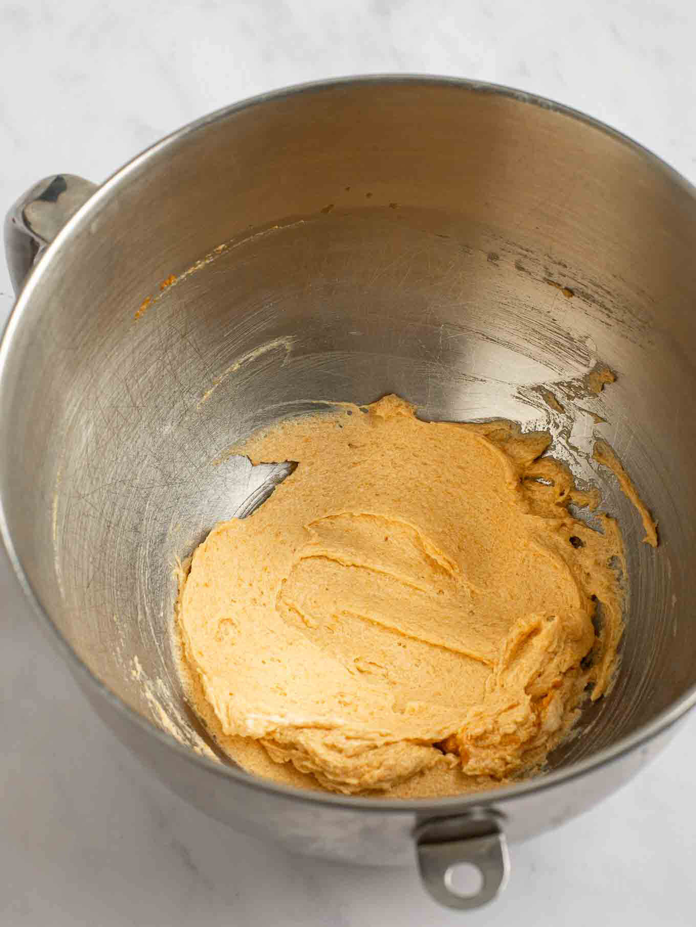 Los ingredientes húmedos se mezclaron completamente en el tazón de una batidora de pie.