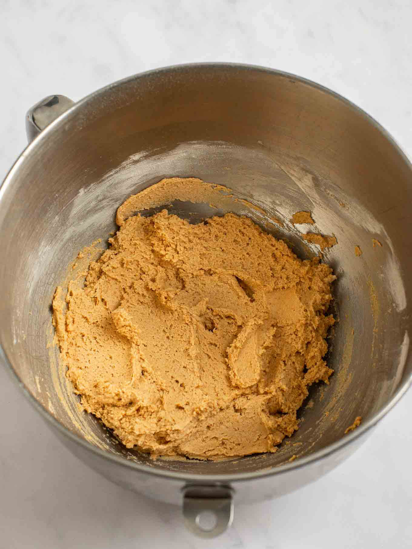 Masa para galletas snickerdoodle de calabaza mezclada.
