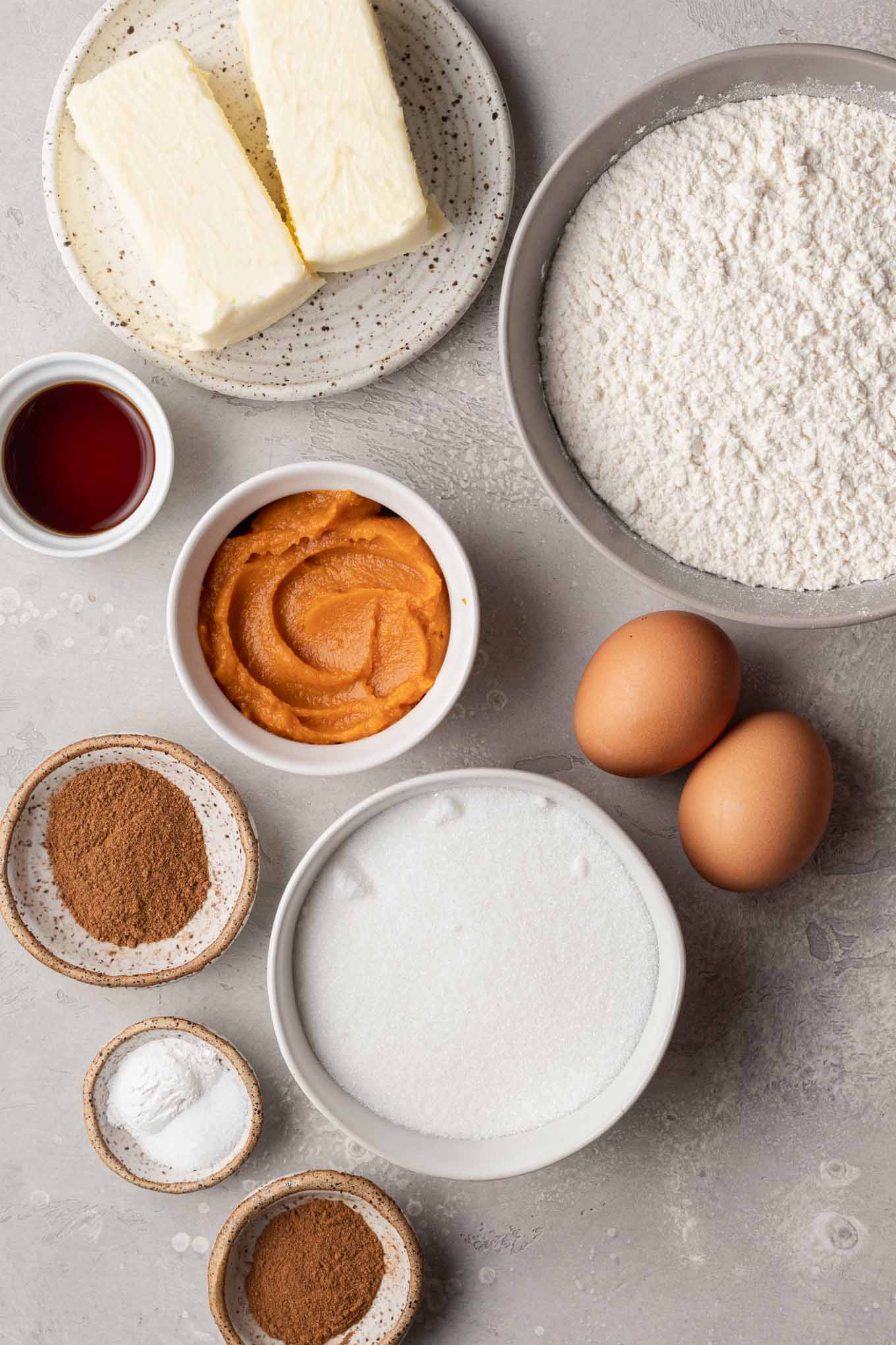 Una vista aérea de los ingredientes necesarios para hacer galletas de calabaza y azúcar. 