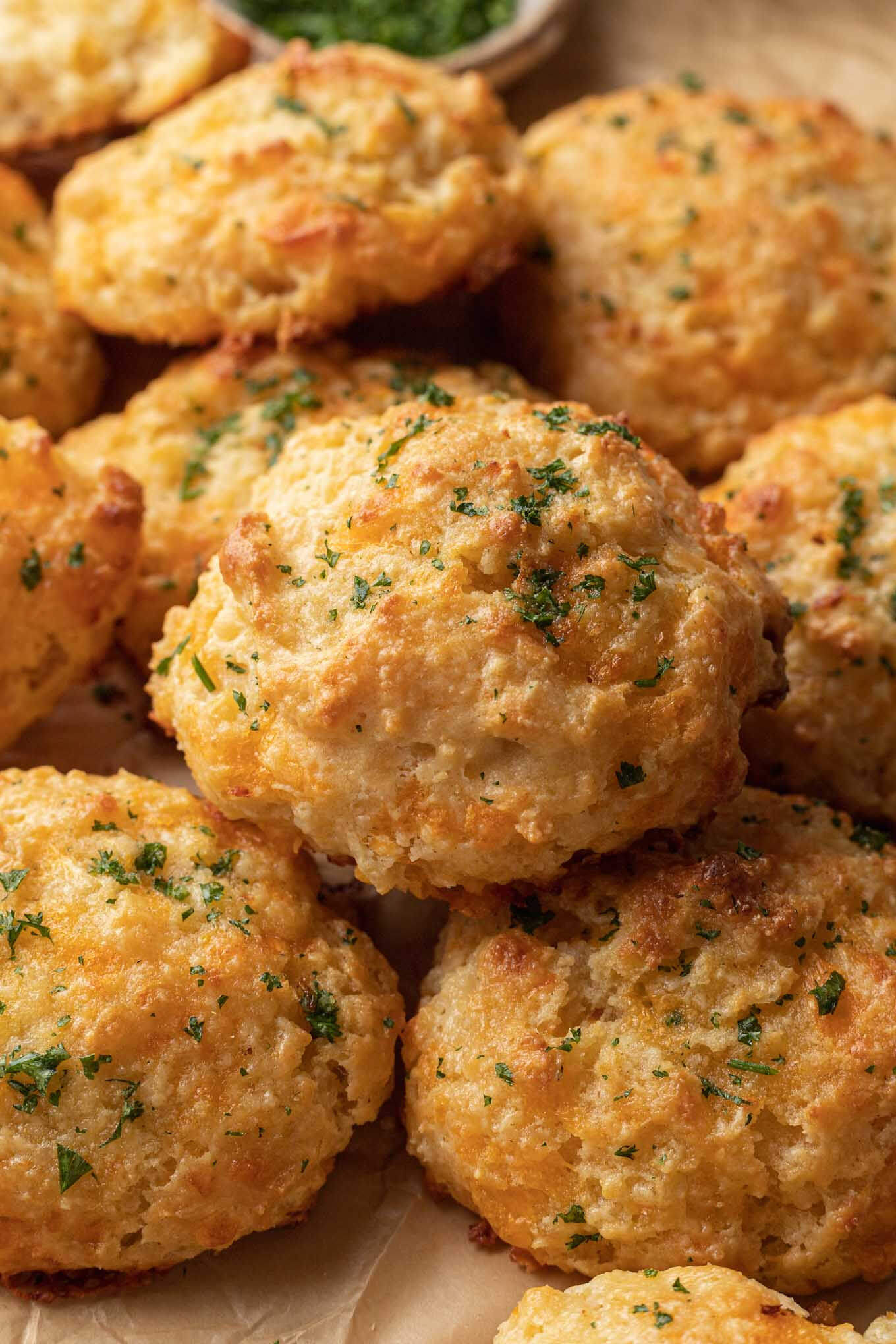 Una vista cercana de un montón de galletas caseras de queso Red Lobster. 