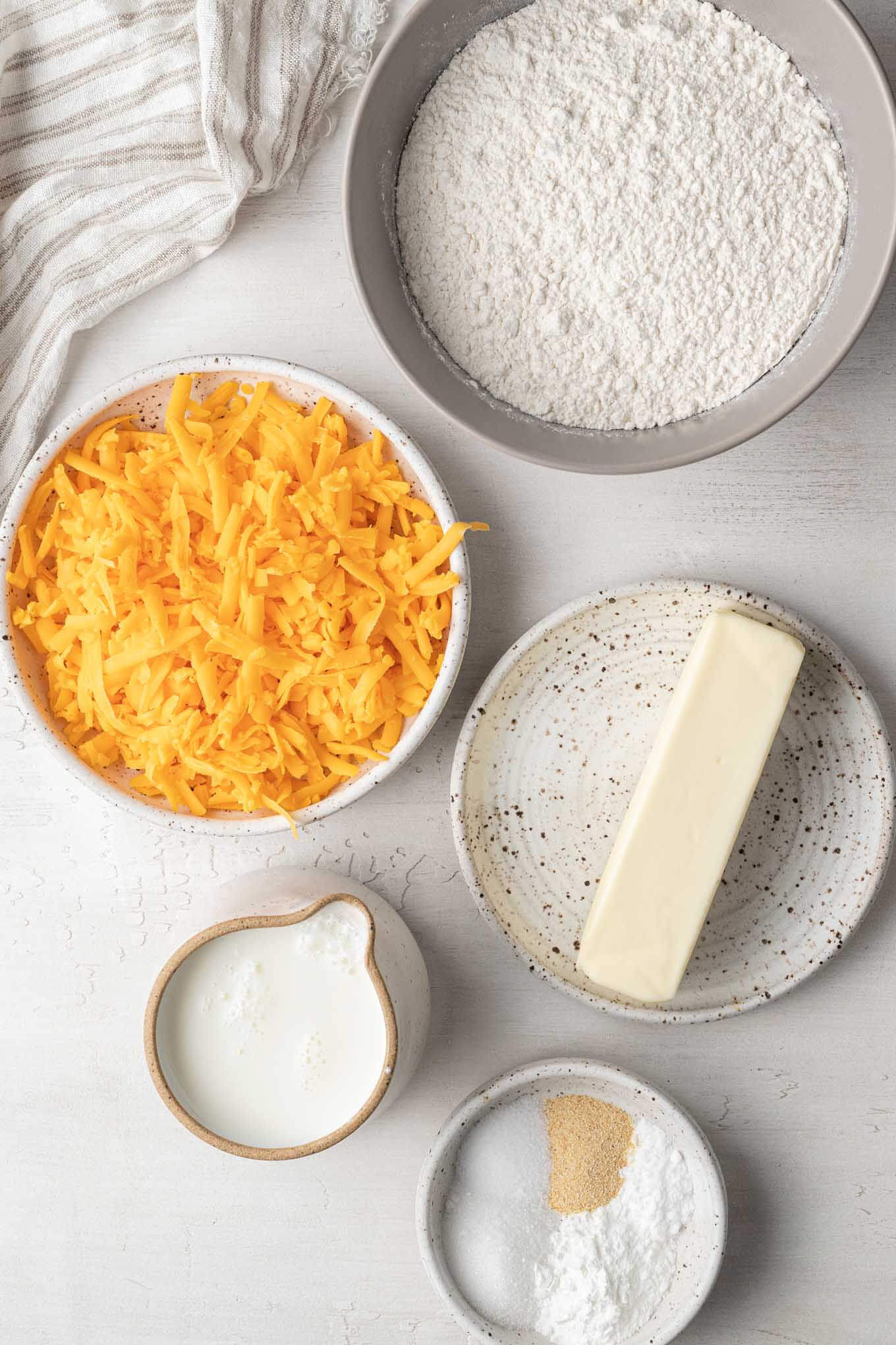 Una vista aérea de los ingredientes de las galletas Cheddar Bay. 