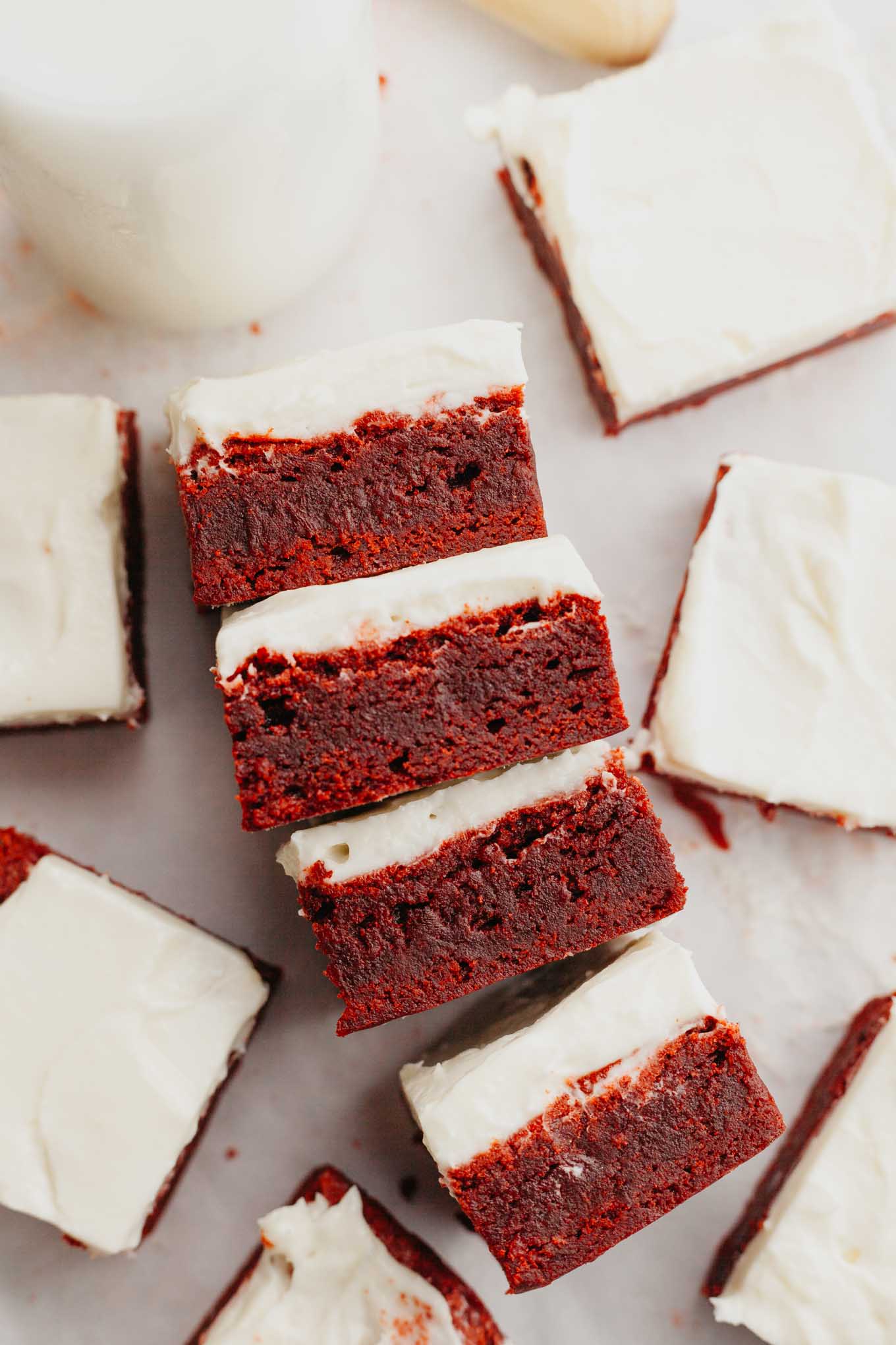 Una vista aérea de varios brownies de terciopelo rojo tumbados de lado.