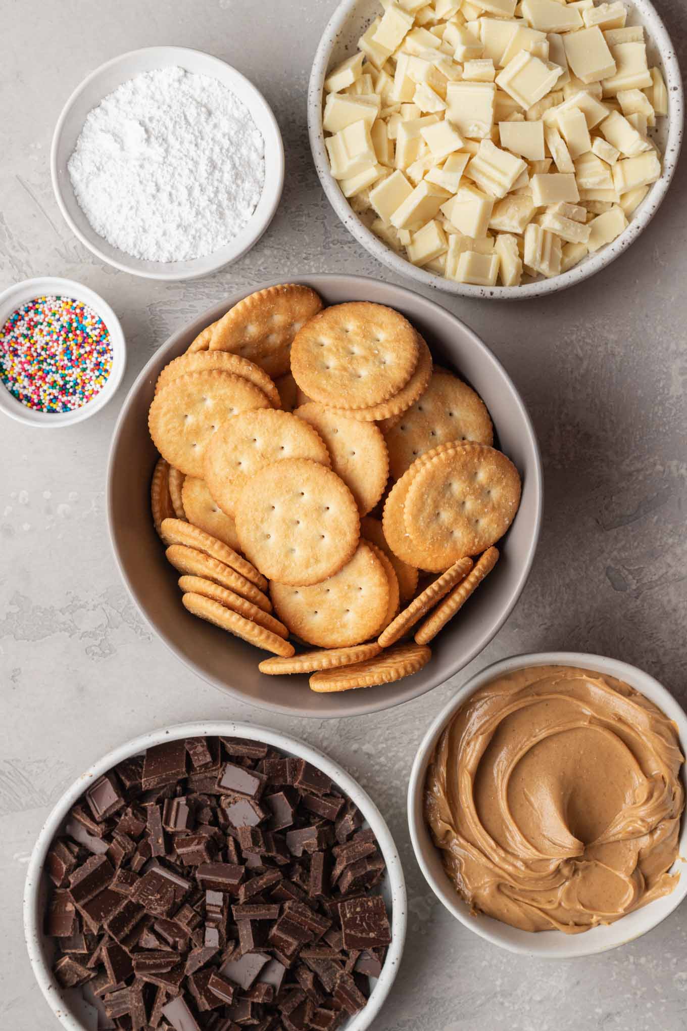 Una vista aérea de los ingredientes necesarios para las galletas Ritz. 