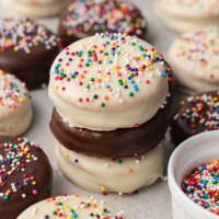 Tres galletas Ritz recubiertas de chocolate blanco y semidulce apiladas una encima de la otra.