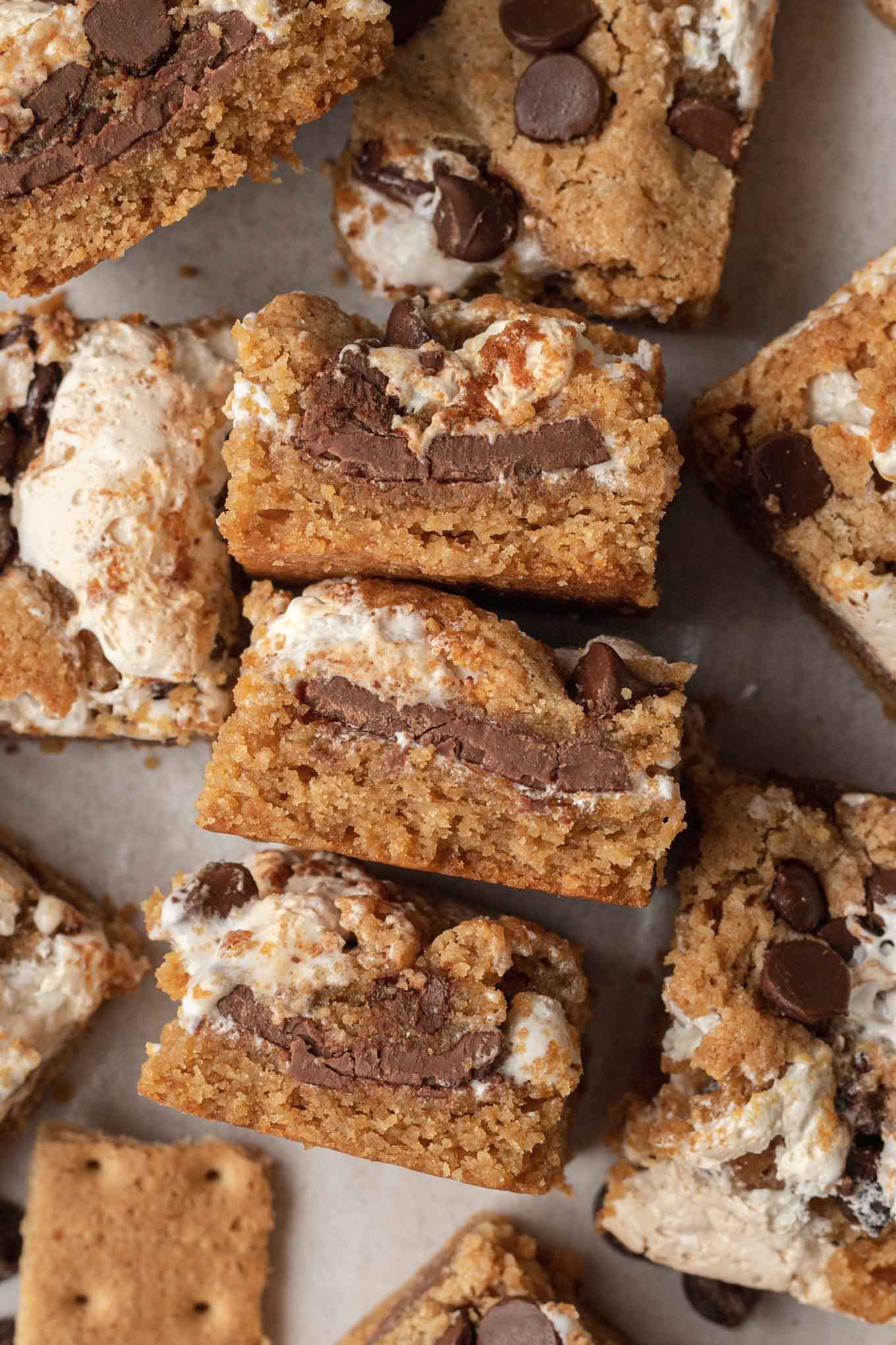 Una vista aérea de las barras de s'mores.  Tres están volteados de lado, rodeados por barras adicionales. 