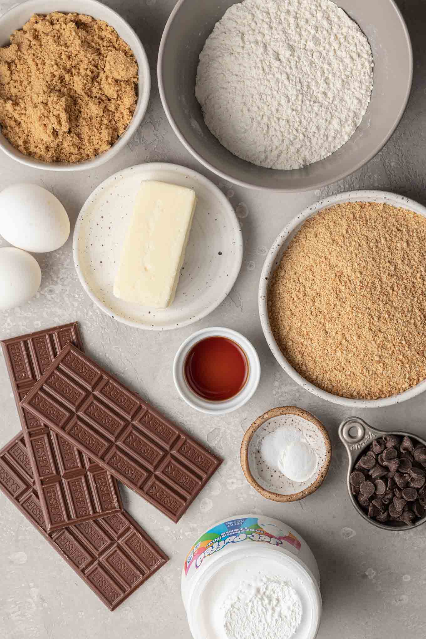 Una vista aérea de los ingredientes necesarios para hacer barras de galletas s'mores. 