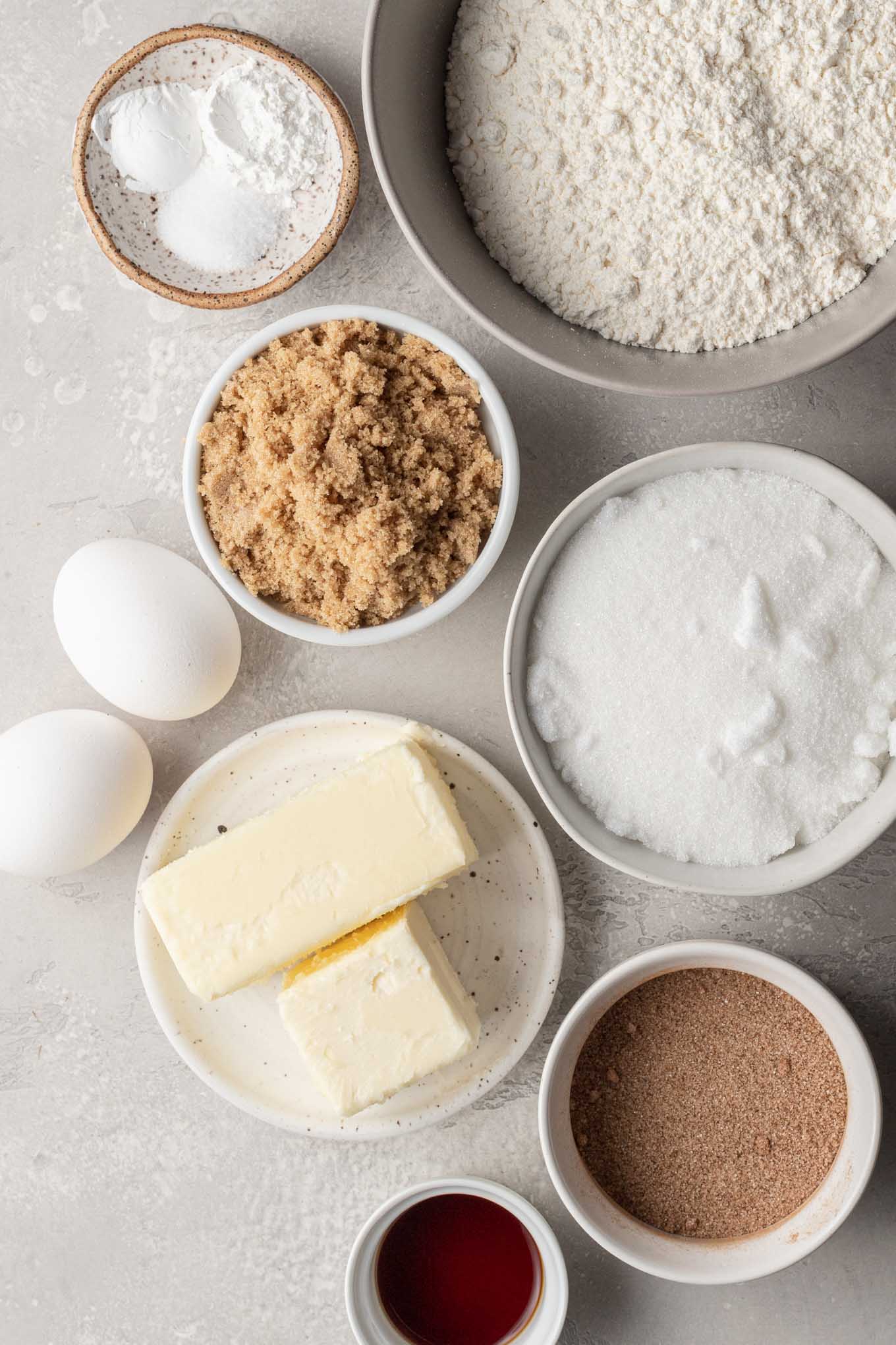 Una vista aérea de los ingredientes necesarios para las rubias snickerdoodle. 