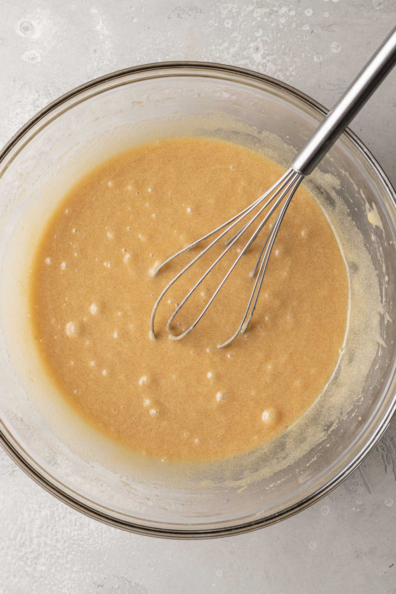 Una vista aérea de los ingredientes húmedos de los snickerdoodles. 