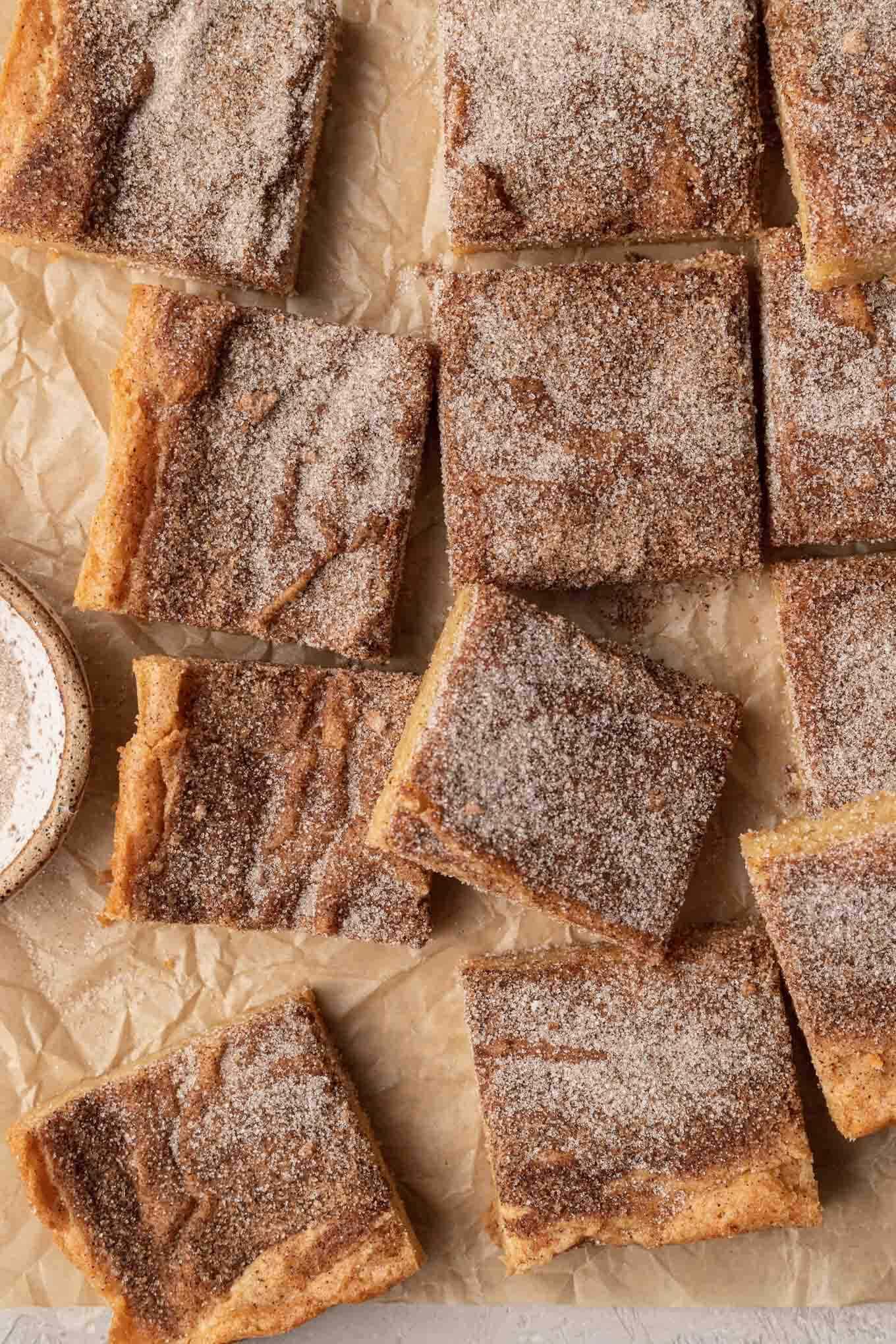 Una vista aérea de rubias snickerdoodle sobre papel pergamino. 