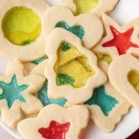 Una vista aérea de varias galletas de vidrieras en un plato blanco.