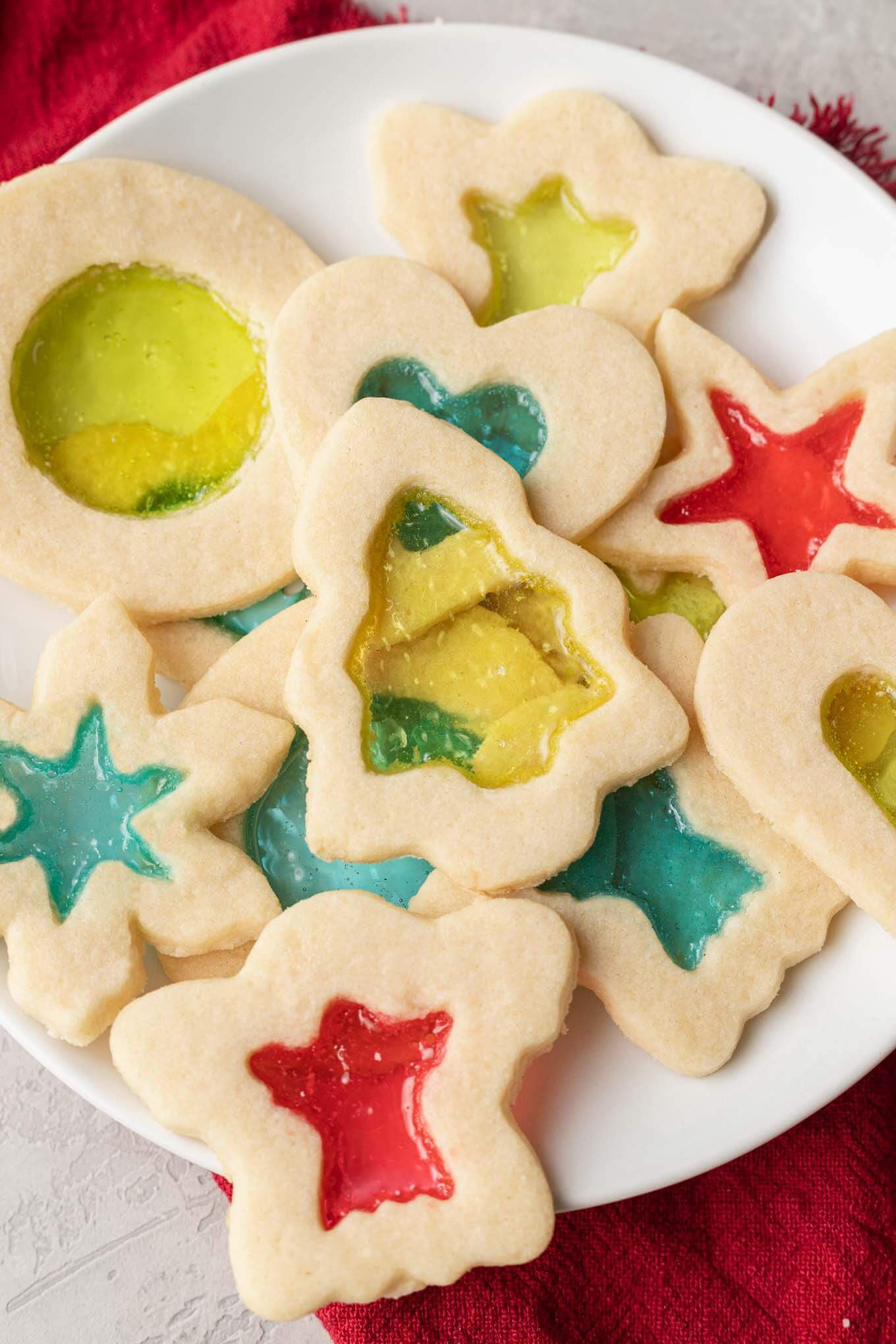 Una vista aérea de primer plano de un plato de galletas con vidrieras. 