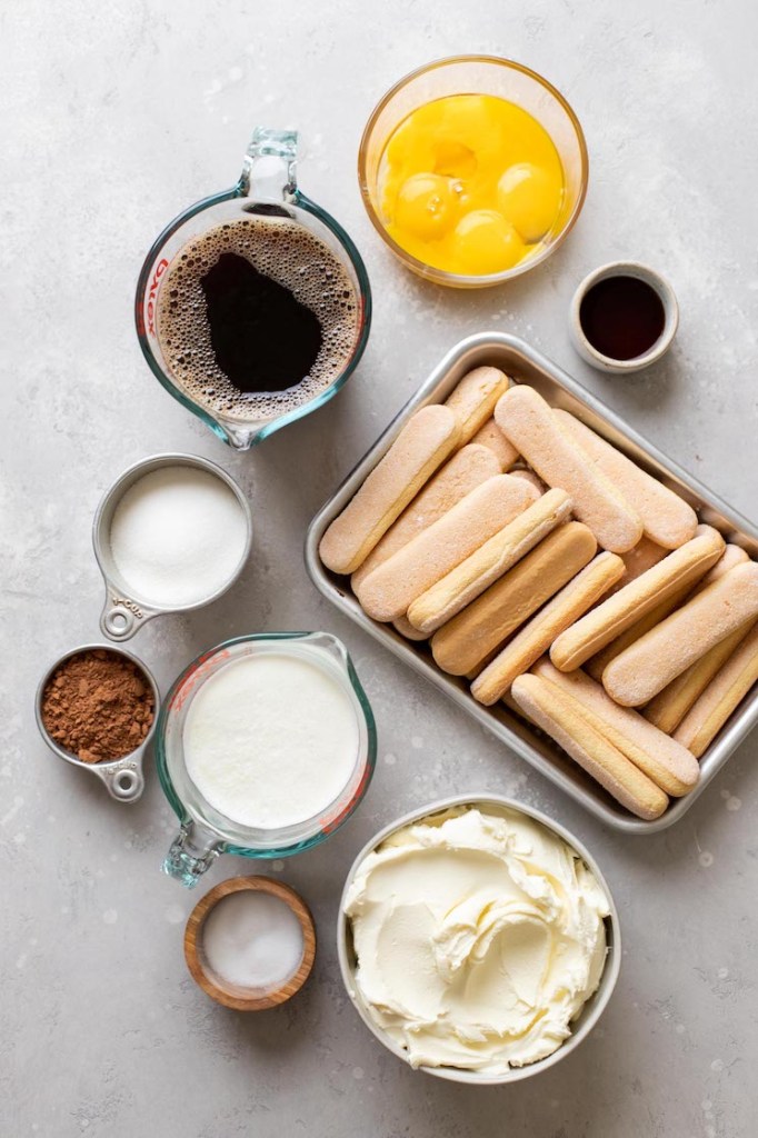 Vista aérea de los ingredientes necesarios para la mejor receta de tiramisú. 