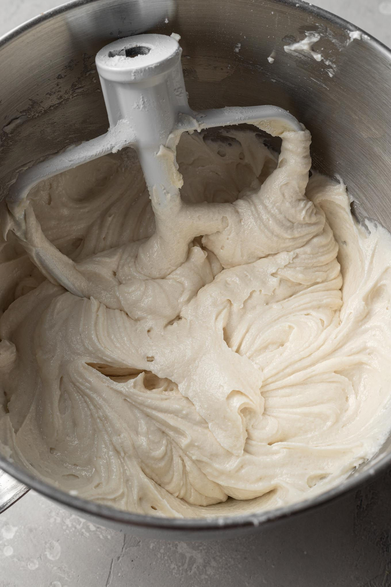 Una vista aérea de la masa de pastel blanco en una batidora de pie.