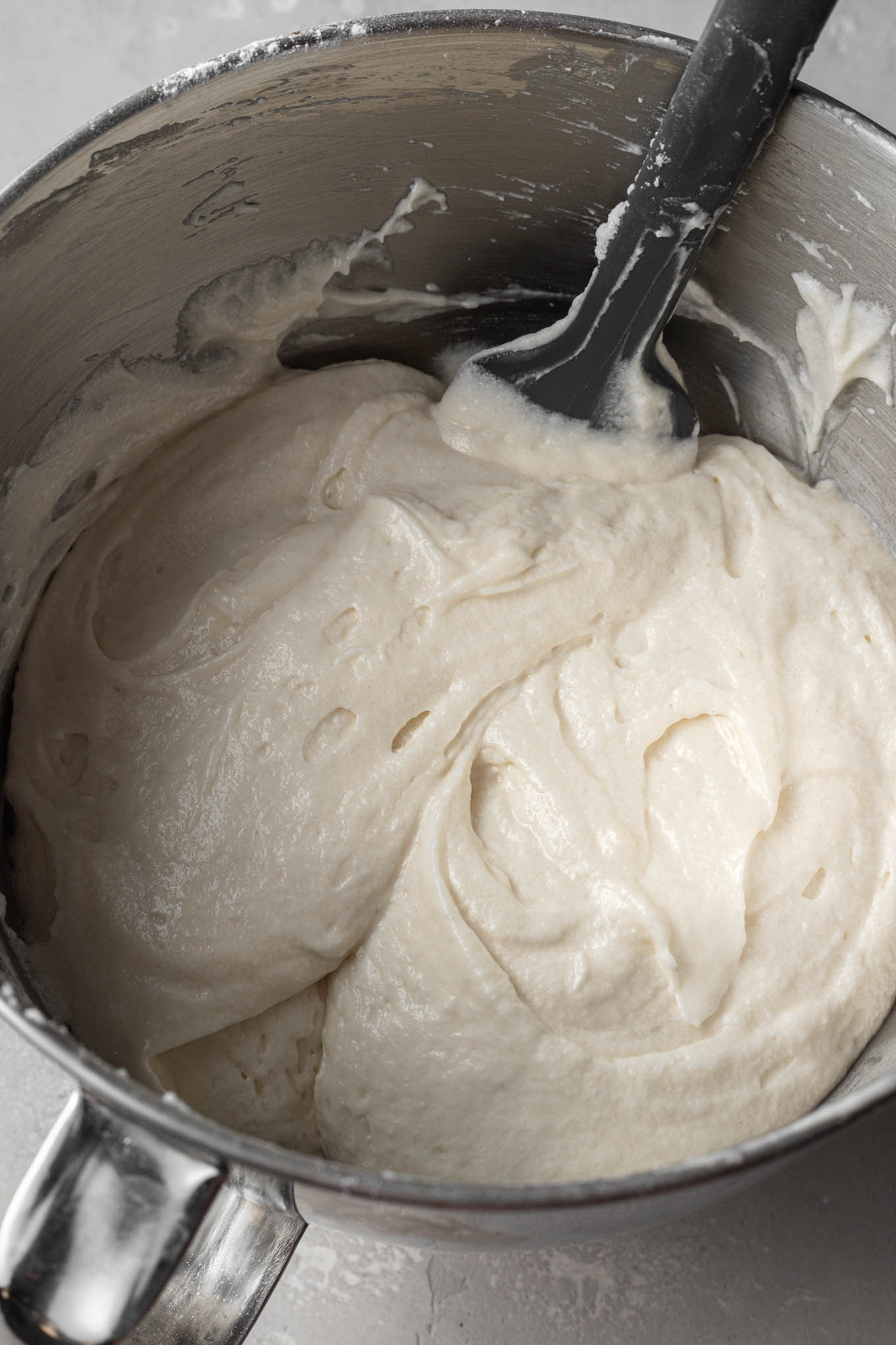 Masa de pastel blanca en un tazón, con las claras de huevo incorporadas.
