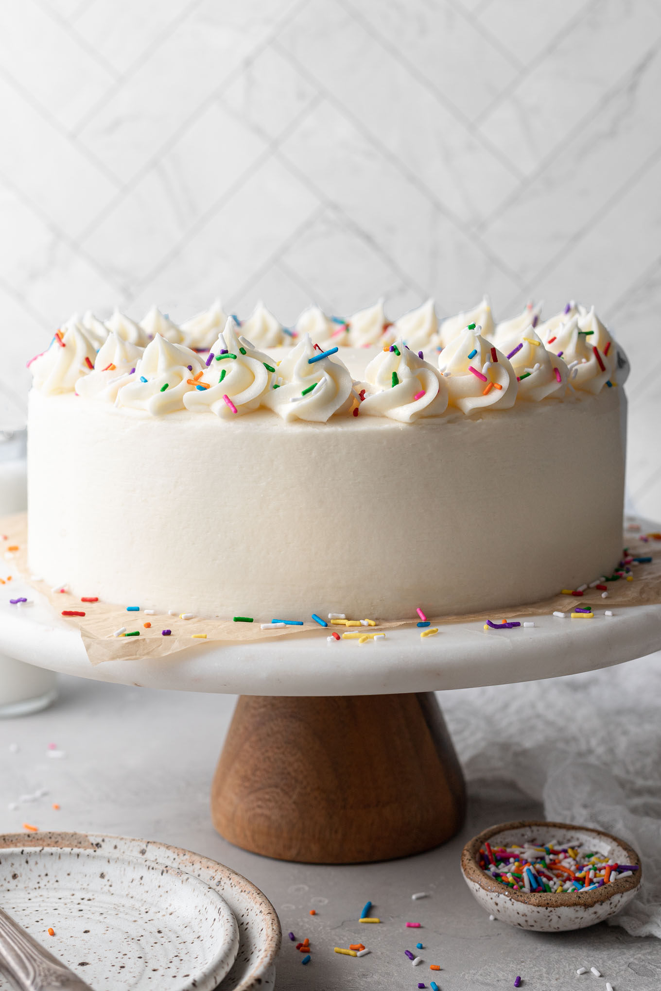 Un pastel blanco glaseado sobre un puesto de pasteles.