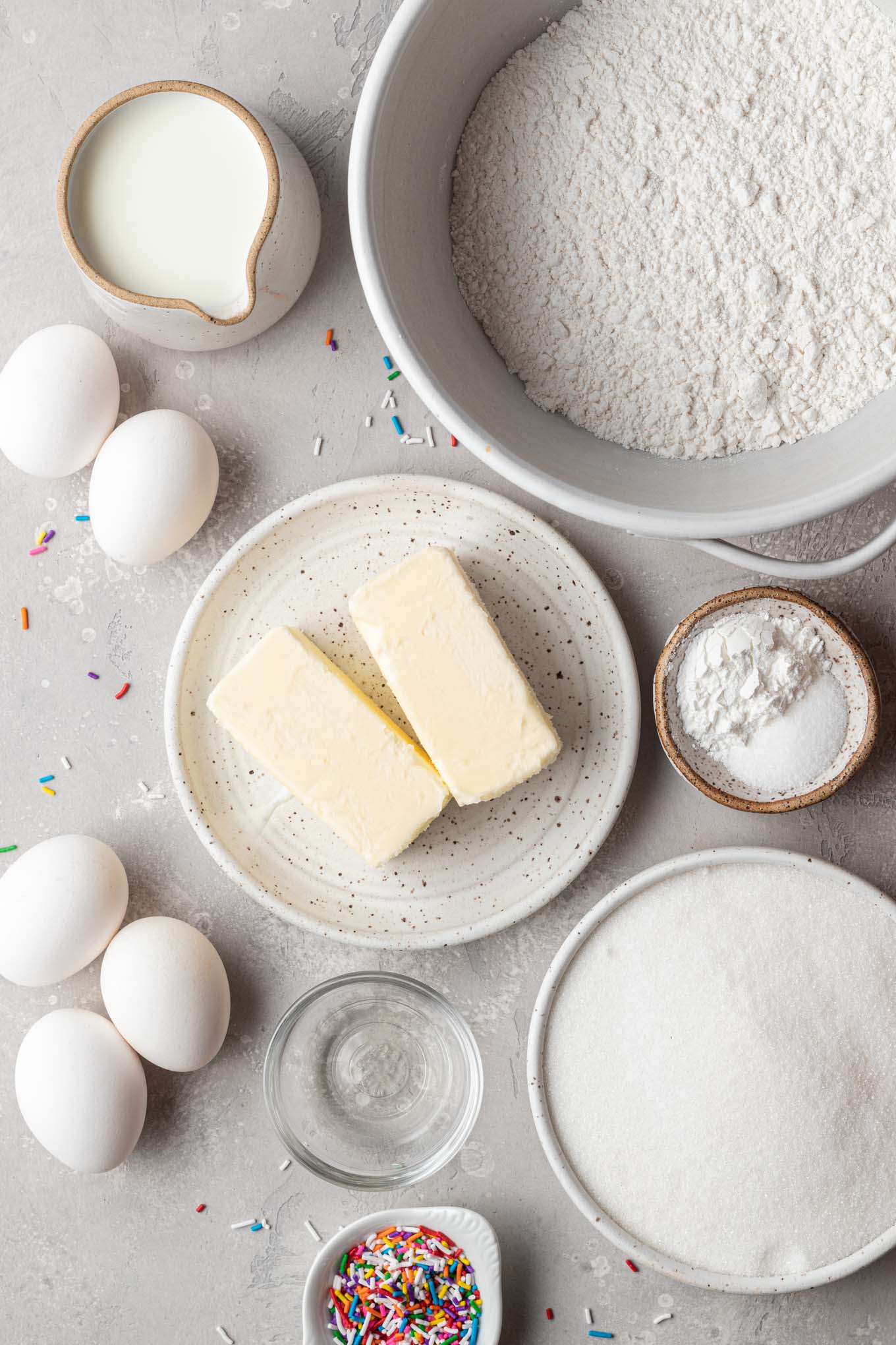 Una vista aérea de los ingredientes necesarios para preparar una receta clásica de pastel blanco.